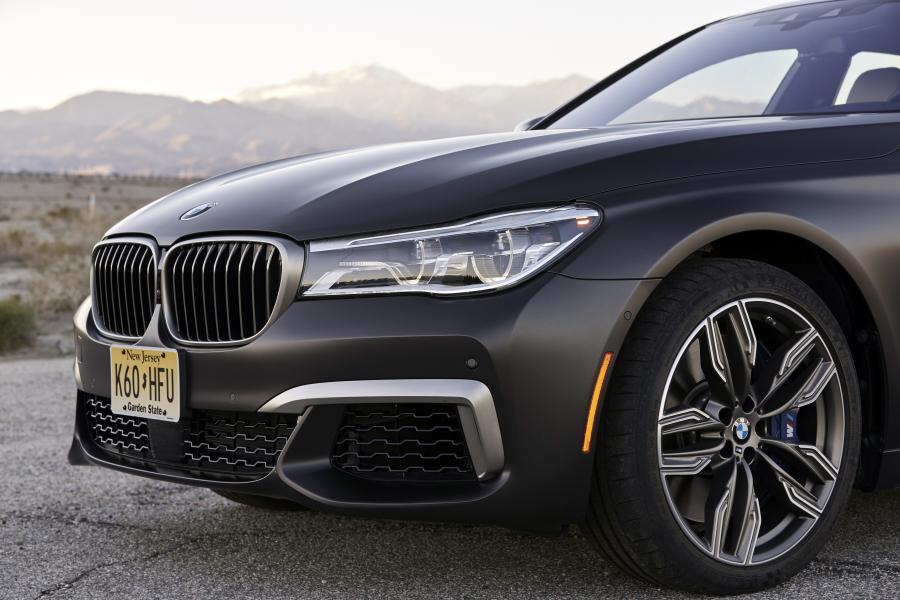 Детали экстерьера BMW M760i xDrive 2017 года  (NA) (фото 89 из 154)